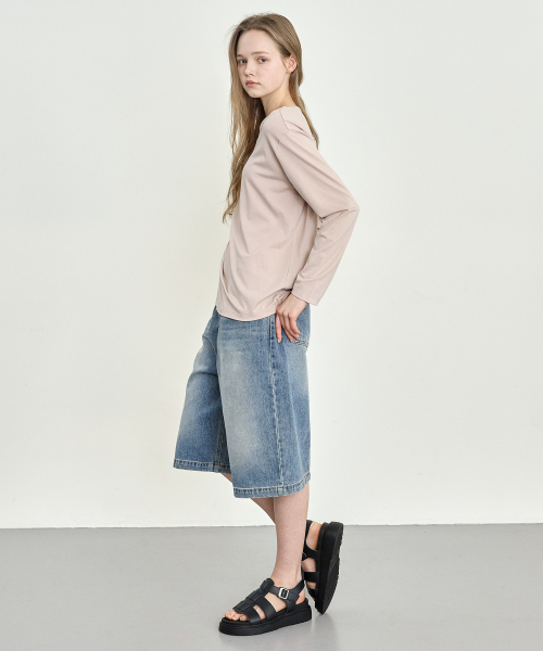 BASIC HOUSE(ベーシックハウス)の「レディース チャラン スパン Uネック オーバーサイズ 長袖Tシャツ ダークベージュ(Tシャツ/カットソー・レディース・ダークベージュ・100/85/90/95)」の6枚目の写真
