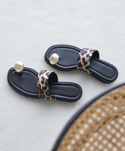 ATELIER BRUGGE（アトリエブルージュ）の「ATELIER BRUGGE/アトリエブルージュ メタルプレート フラット トングサンダル / 2.5cmソール (22.5cm～24.5cmサイズ展開)（サンダル・レディース・レオパード/ブラック・SMALL/MEDIUM/LARGE）」の2枚目の写真