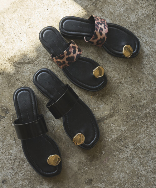 ATELIER BRUGGE（アトリエブルージュ）の「ATELIER BRUGGE/アトリエブルージュ メタルプレート フラット トングサンダル / 2.5cmソール (22.5cm～24.5cmサイズ展開)（サンダル・レディース・レオパード/ブラック・SMALL/MEDIUM/LARGE）」の3枚目の写真