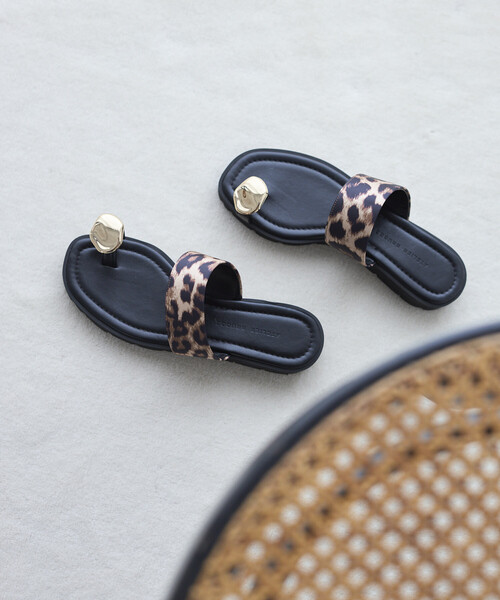 ATELIER BRUGGE（アトリエブルージュ）の「ATELIER BRUGGE/アトリエブルージュ メタルプレート フラット トングサンダル / 2.5cmソール (22.5cm～24.5cmサイズ展開)（サンダル・レディース・レオパード/ブラック・SMALL/MEDIUM/LARGE）」の5枚目の写真