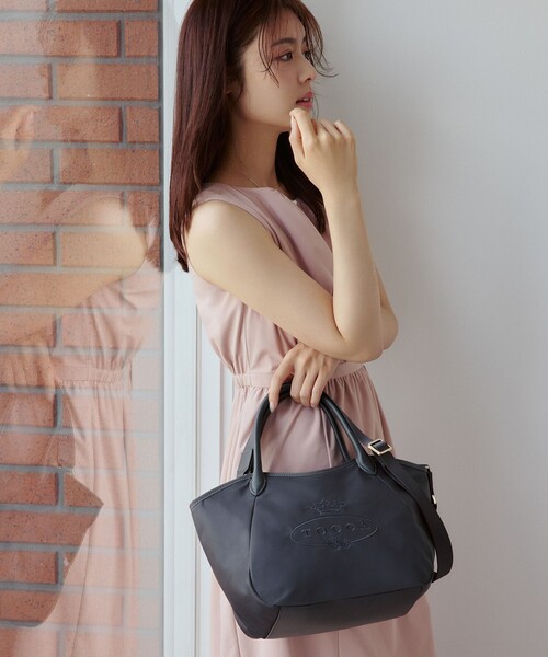 TOCCA(トッカ)の「TOUCH OF CRESTA NYLON TOTE ナイロントートバッグ(トートバッグ・レディース・レッド系/ライトグレー系/ネイビー系/ブラック系・F)」の2枚目の写真