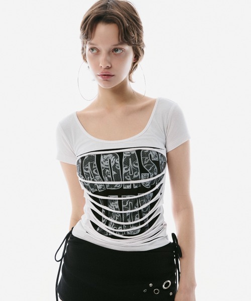 BLONDEY(ブロンディ)の「CUTOUT LAYERED GRAPHIC TOPS(Tシャツ/カットソー・レディース・ホワイト/ブラック・FREE)」の2枚目の写真