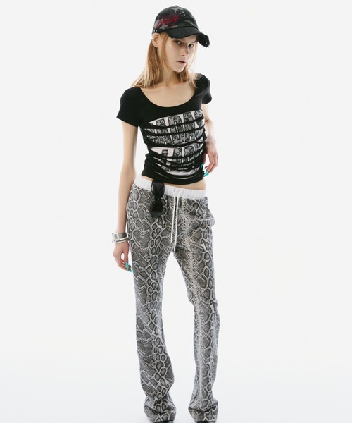 BLONDEY(ブロンディ)の「CUTOUT LAYERED GRAPHIC TOPS(Tシャツ/カットソー・レディース・ホワイト/ブラック・FREE)」の13枚目の写真