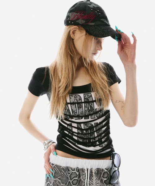 BLONDEY(ブロンディ)の「CUTOUT LAYERED GRAPHIC TOPS(Tシャツ/カットソー・レディース・ホワイト/ブラック・FREE)」の17枚目の写真