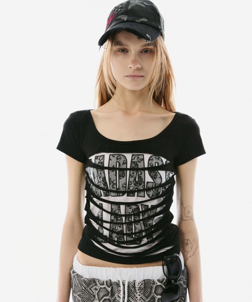 BLONDEY(ブロンディ)の「CUTOUT LAYERED GRAPHIC TOPS(Tシャツ/カットソー・レディース・ホワイト/ブラック・FREE)」の3枚目の写真