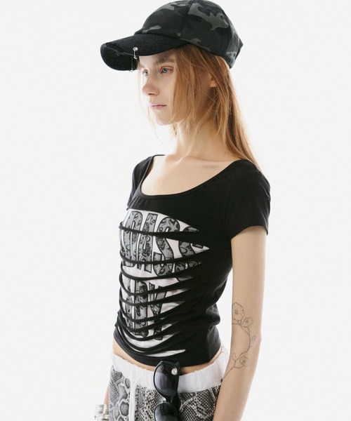 BLONDEY(ブロンディ)の「CUTOUT LAYERED GRAPHIC TOPS(Tシャツ/カットソー・レディース・ホワイト/ブラック・FREE)」の4枚目の写真