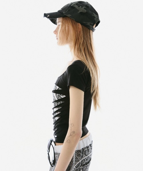 BLONDEY(ブロンディ)の「CUTOUT LAYERED GRAPHIC TOPS(Tシャツ/カットソー・レディース・ホワイト/ブラック・FREE)」の5枚目の写真