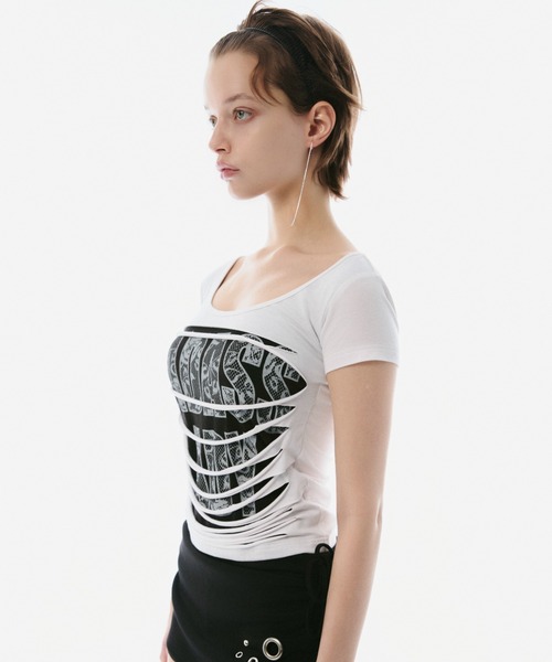 BLONDEY(ブロンディ)の「CUTOUT LAYERED GRAPHIC TOPS(Tシャツ/カットソー・レディース・ホワイト/ブラック・FREE)」の8枚目の写真