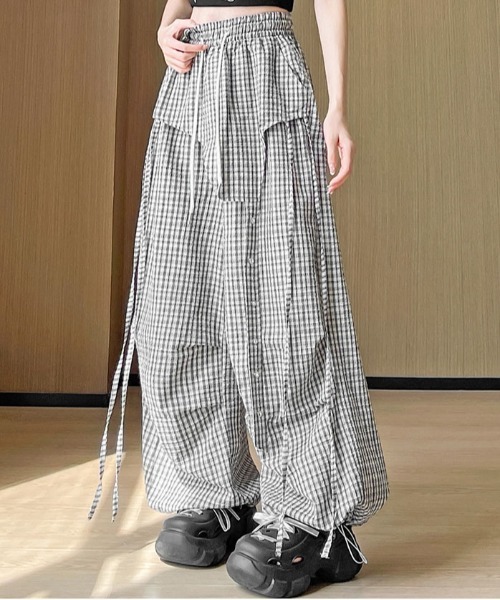 &soiree(アンドソワレ)の「レイヤードリボン付きギンガムチェックタックワイドイージーパンツ(その他パンツ・レディース・ネイビー/ブラック/サックスブルー・SMALL/MEDIUM/LARGE/X-LARGE)」の1枚目の写真