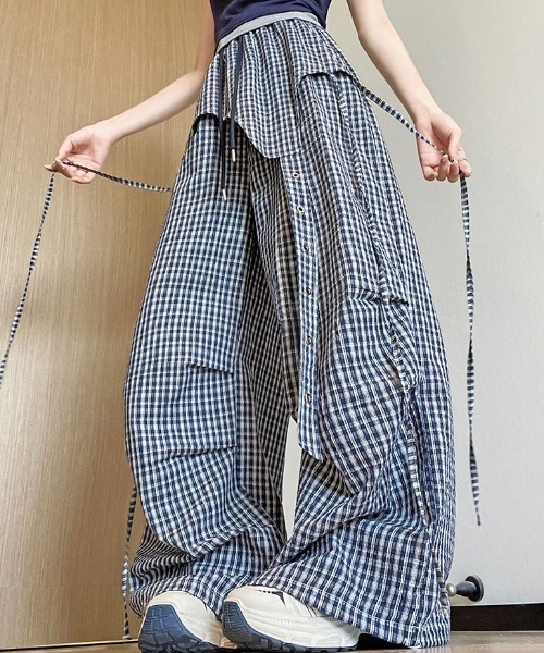 &soiree(アンドソワレ)の「レイヤードリボン付きギンガムチェックタックワイドイージーパンツ(その他パンツ・レディース・ネイビー/ブラック/サックスブルー・SMALL/MEDIUM/LARGE/X-LARGE)」の5枚目の写真