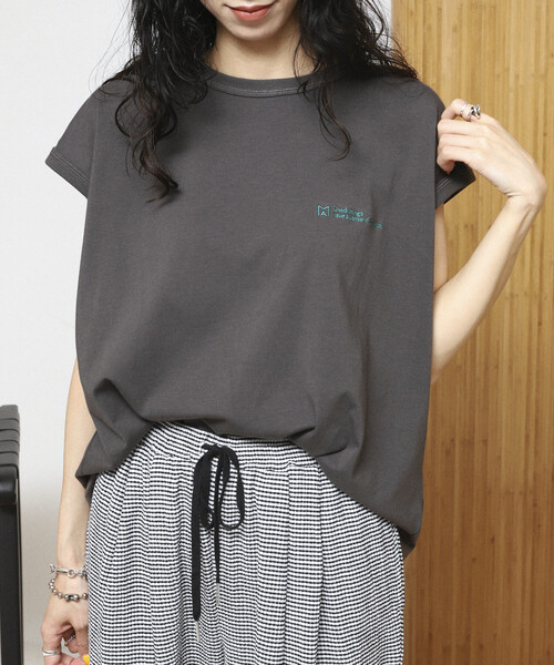 Firsthand(ファーストハンド)の「MA Firsthand/マ ファーストハンド ベーシック ロゴ フレンチスリーブ Tシャツ / BASIC LOGO FRENCH SLEEVE TEE(Tシャツ/カットソー・レディース・レッド/ブラウン/チャコールグレー/オフホワイト・FREE)」の2枚目の写真