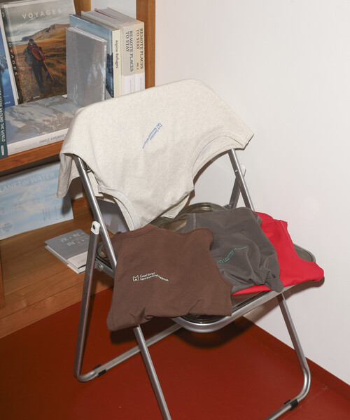 Firsthand(ファーストハンド)の「MA Firsthand/マ ファーストハンド ベーシック ロゴ フレンチスリーブ Tシャツ / BASIC LOGO FRENCH SLEEVE TEE(Tシャツ/カットソー・レディース・レッド/ブラウン/チャコールグレー/オフホワイト・FREE)」の5枚目の写真
