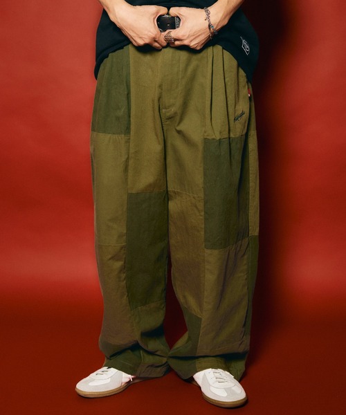 NineMicrophones(ナインマイクロフォンズ)の「PATCHWORK BAGGY PANTS(その他パンツ・メンズ・オリーブ/ブラック・X-LARGE/LARGE/MEDIUM/SMALL)」の2枚目の写真