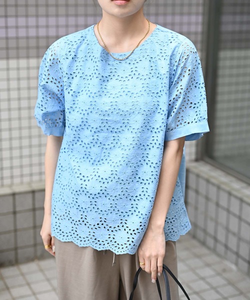 &HALF(アンドハーフ)の「【indian Cotton Collection】カットワーク刺繍スカラップブラウス(インド綿.インドコットン.コットン100%,綿100%)(シャツ/ブラウス・レディース・サックスブルー/ダークネイビー/コーラル/オフホワイト・M/L)」の2枚目の写真