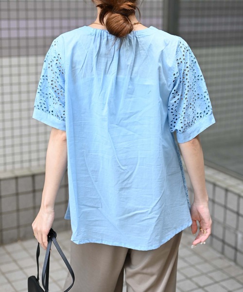&HALF(アンドハーフ)の「【indian Cotton Collection】カットワーク刺繍スカラップブラウス(インド綿.インドコットン.コットン100%,綿100%)(シャツ/ブラウス・レディース・サックスブルー/ダークネイビー/コーラル/オフホワイト・M/L)」の5枚目の写真