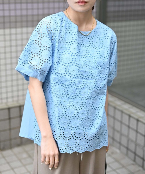 &HALF(アンドハーフ)の「【indian Cotton Collection】カットワーク刺繍スカラップブラウス(インド綿.インドコットン.コットン100%,綿100%)(シャツ/ブラウス・レディース・サックスブルー/ダークネイビー/コーラル/オフホワイト・M/L)」の6枚目の写真