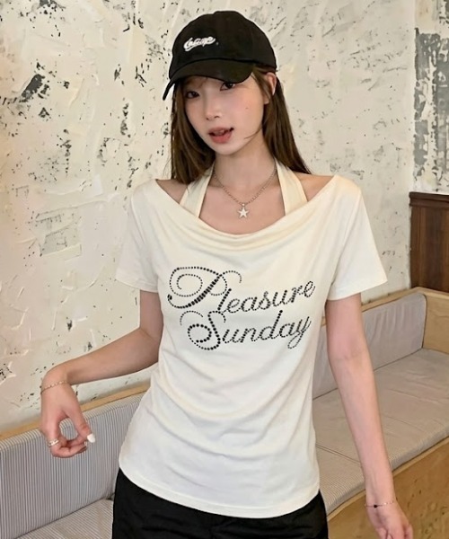 AVYL(アヴィル)の「ラインストーンロゴホルターネック半袖トップス(Tシャツ/カットソー・レディース・ホワイト/ブラック・M)」の2枚目の写真