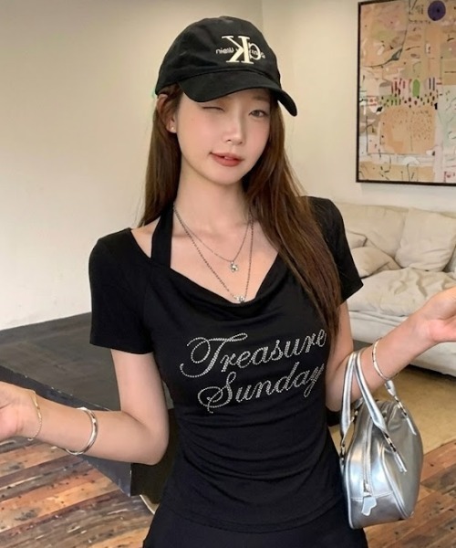 AVYL(アヴィル)の「ラインストーンロゴホルターネック半袖トップス(Tシャツ/カットソー・レディース・ホワイト/ブラック・M)」の1枚目の写真