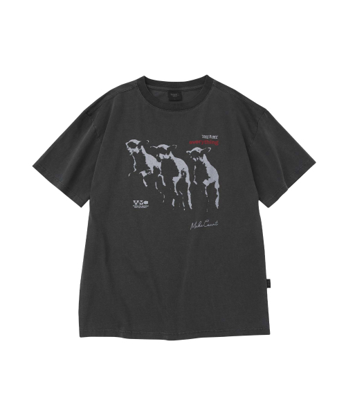 WMC（ダブリューエムシー）の「[クロップ] ガーメントダイグラフィックTシャツ_CHARCOAL GREY（Tシャツ/カットソー・メンズ・チャコールグレー・M/L/XL）」の2枚目の写真