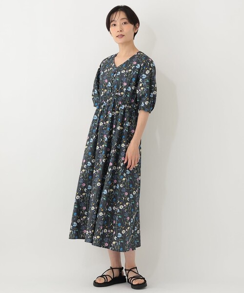 Afternoon Tea(アフタヌーンティー)の「Vネックパフスリーブワンピース/リバティプリント(ワンピース・レディース・ダークブルー/チャコールグレー・MEDIUM)」の2枚目の写真