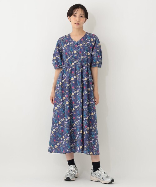 Afternoon Tea(アフタヌーンティー)の「Vネックパフスリーブワンピース/リバティプリント(ワンピース・レディース・ダークブルー/チャコールグレー・MEDIUM)」の5枚目の写真