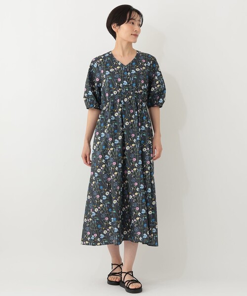 Afternoon Tea(アフタヌーンティー)の「Vネックパフスリーブワンピース/リバティプリント(ワンピース・レディース・ダークブルー/チャコールグレー・MEDIUM)」の8枚目の写真