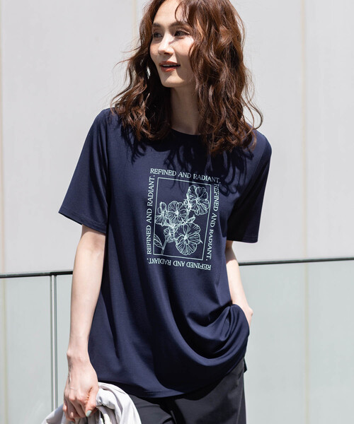 A/C DESIGN BY ALPHA CUBIC(エーシーデザインバイアルファキュービック)の「フラワーイラストプリントTシャツ【ひやツヤ・UVカット・接触冷感・大きいサイズあり】(Tシャツ/カットソー・レディース・ライトグレー/サックスブルー/ネイビー・M/L/LL/3L)」の1枚目の写真