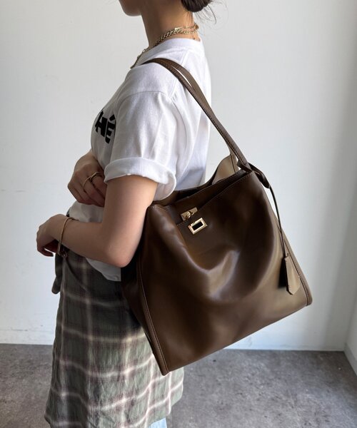 DouDou（ドゥドゥ）の「【WEB限定】ヒネリ金具ビッグトートバッグ（ショルダーバッグ・レディース・キャメル/ブラック/ベージュ系その他/ベージュ・FREE）」の4枚目の写真