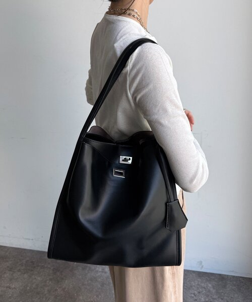 DouDou（ドゥドゥ）の「【WEB限定】ヒネリ金具ビッグトートバッグ（ショルダーバッグ・レディース・キャメル/ブラック/ベージュ系その他/ベージュ・FREE）」の5枚目の写真