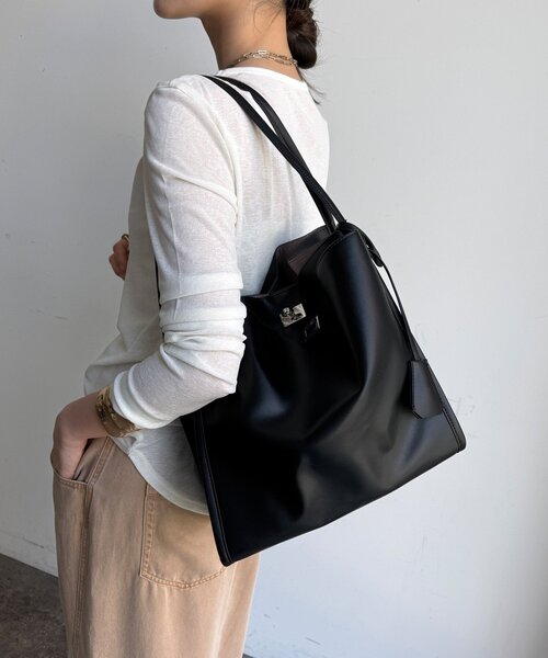 DouDou（ドゥドゥ）の「【WEB限定】ヒネリ金具ビッグトートバッグ（ショルダーバッグ・レディース・キャメル/ブラック/ベージュ系その他/ベージュ・FREE）」の7枚目の写真