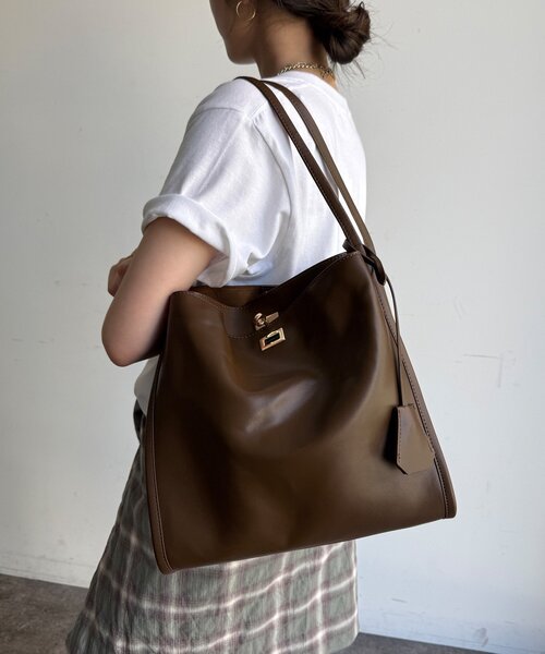 DouDou（ドゥドゥ）の「【WEB限定】ヒネリ金具ビッグトートバッグ（ショルダーバッグ・レディース・キャメル/ブラック/ベージュ系その他/ベージュ・FREE）」の16枚目の写真