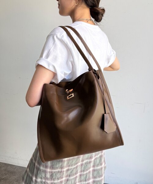 DouDou（ドゥドゥ）の「【WEB限定】ヒネリ金具ビッグトートバッグ（ショルダーバッグ・レディース・キャメル/ブラック/ベージュ系その他/ベージュ・FREE）」の17枚目の写真
