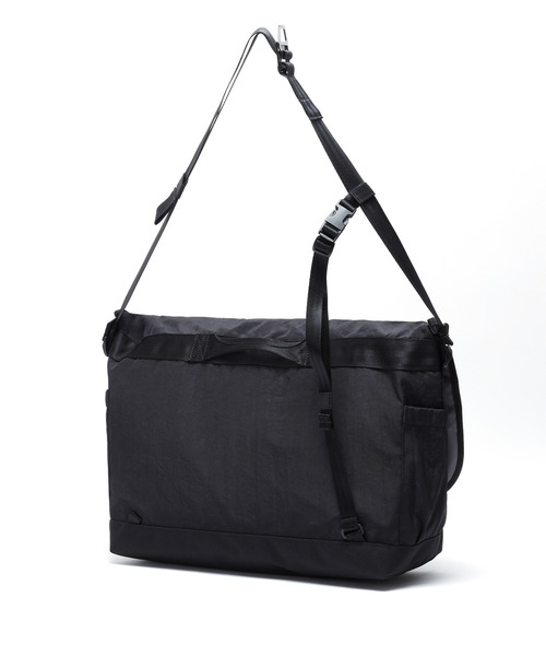 CHROME（クローム）の「［ CHROME / クローム ］COURIER FLAP MSNGR 20L BKCK_BLACK CRINKLE / クーリエ フラップ メッセンジャー 20L ブラック クリンクル 耐水 容量：20L（メッセンジャーバッグ・メンズ・ブラック・FREE）」の4枚目の写真