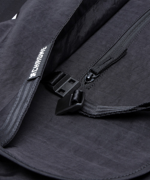 CHROME（クローム）の「［ CHROME / クローム ］COURIER FLAP MSNGR 20L BKCK_BLACK CRINKLE / クーリエ フラップ メッセンジャー 20L ブラック クリンクル 耐水 容量：20L（メッセンジャーバッグ・メンズ・ブラック・FREE）」の5枚目の写真