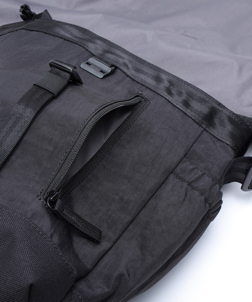 CHROME（クローム）の「［ CHROME / クローム ］COURIER FLAP MSNGR 20L BKCK_BLACK CRINKLE / クーリエ フラップ メッセンジャー 20L ブラック クリンクル 耐水 容量：20L（メッセンジャーバッグ・メンズ・ブラック・FREE）」の6枚目の写真