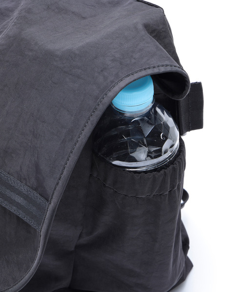 CHROME（クローム）の「［ CHROME / クローム ］COURIER FLAP MSNGR 20L BKCK_BLACK CRINKLE / クーリエ フラップ メッセンジャー 20L ブラック クリンクル 耐水 容量：20L（メッセンジャーバッグ・メンズ・ブラック・FREE）」の7枚目の写真