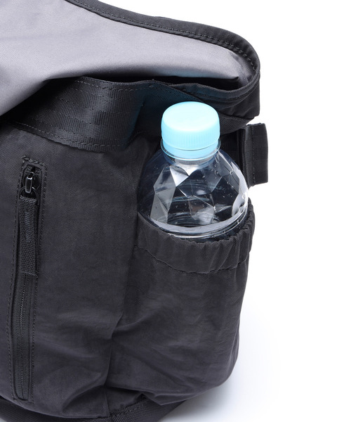 CHROME（クローム）の「［ CHROME / クローム ］COURIER FLAP MSNGR 20L BKCK_BLACK CRINKLE / クーリエ フラップ メッセンジャー 20L ブラック クリンクル 耐水 容量：20L（メッセンジャーバッグ・メンズ・ブラック・FREE）」の8枚目の写真