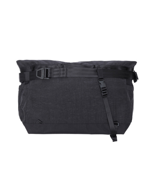 CHROME（クローム）の「［ CHROME / クローム ］COURIER FLAP MSNGR 20L BKCK_BLACK CRINKLE / クーリエ フラップ メッセンジャー 20L ブラック クリンクル 耐水 容量：20L（メッセンジャーバッグ・メンズ・ブラック・FREE）」の9枚目の写真