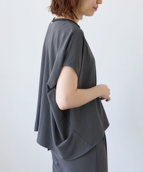 le.coeur blanc(ルクールブラン)の「ハイストレッチカルゼプルオーバー(シャツ/ブラウス・レディース・ライトグレー/チャコールグレー・38)」の9枚目の写真