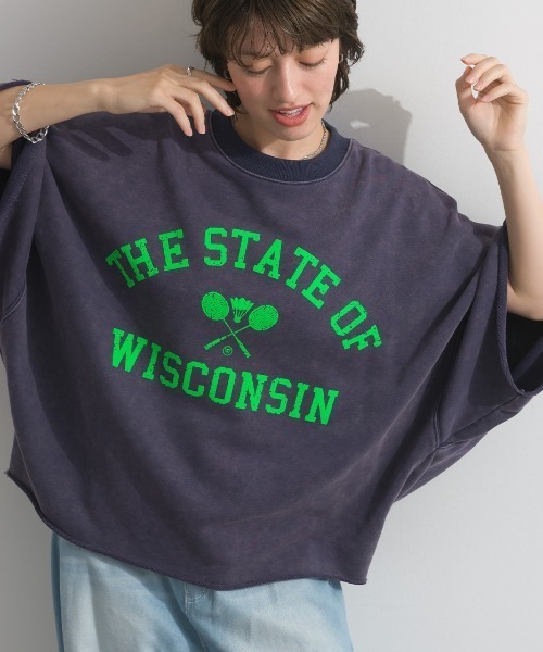 enhaut(アンオート)の「裏毛ケミカルパウダー加工 スウェット THE STATE OFフロッキーロゴ プリントプルオーバー(Tシャツ/カットソー・レディース・チャコールグレー/ネイビー/グリーン/ブラウン/レッド・FREE)」の1枚目の写真