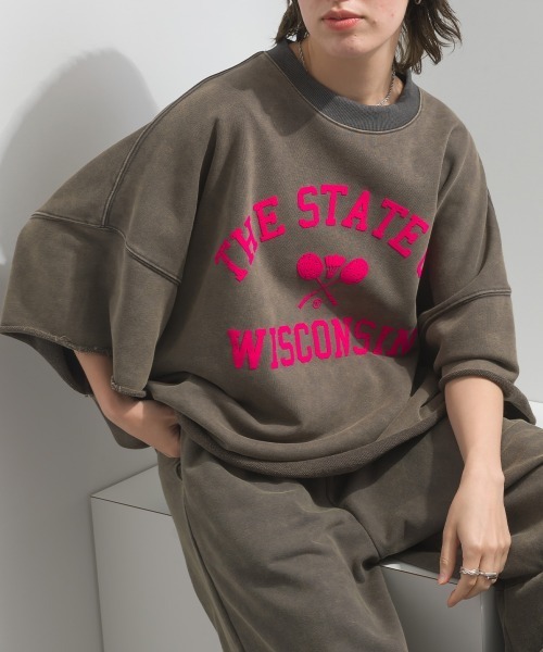 enhaut(アンオート)の「裏毛ケミカルパウダー加工 スウェット THE STATE OFフロッキーロゴ プリントプルオーバー(Tシャツ/カットソー・レディース・チャコールグレー/ネイビー/グリーン/ブラウン/レッド・FREE)」の2枚目の写真