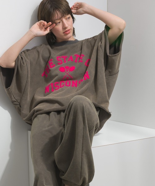 enhaut(アンオート)の「裏毛ケミカルパウダー加工 スウェット THE STATE OFフロッキーロゴ プリントプルオーバー(Tシャツ/カットソー・レディース・チャコールグレー/ネイビー/グリーン/ブラウン/レッド・FREE)」の6枚目の写真