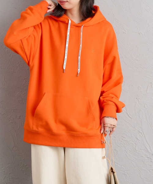 UNIVERSAL OVERALL（ユニバーサルオーバーオール）の「[UNIVERSAL OVERALL/ユニバーサルオーバーオール] 別注 ワンポイントロゴ刺繍 スウェットパーカー（パーカー・レディース・オレンジ/ブラック/ベージュ・S/M/L）」の3枚目の写真