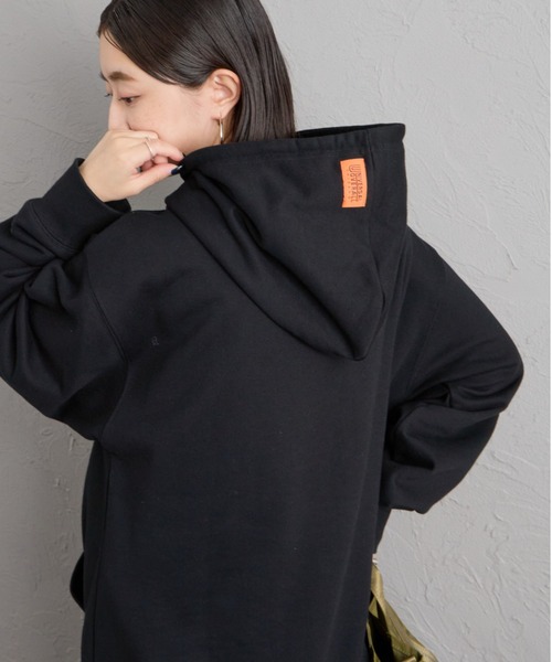 UNIVERSAL OVERALL（ユニバーサルオーバーオール）の「[UNIVERSAL OVERALL/ユニバーサルオーバーオール] 別注 ワンポイントロゴ刺繍 スウェットパーカー（パーカー・レディース・オレンジ/ブラック/ベージュ・S/M/L）」の2枚目の写真