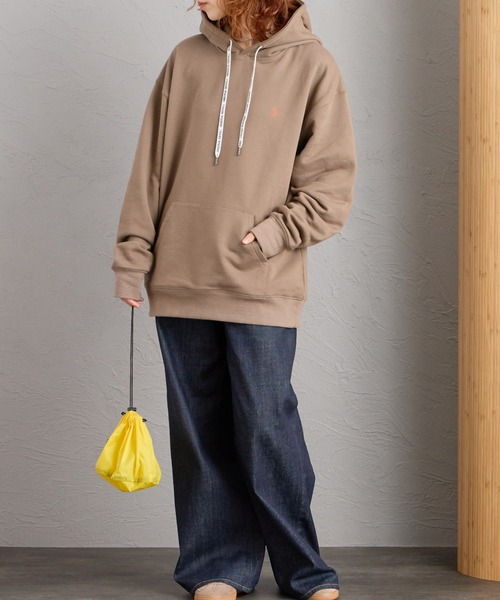 UNIVERSAL OVERALL（ユニバーサルオーバーオール）の「[UNIVERSAL OVERALL/ユニバーサルオーバーオール] 別注 ワンポイントロゴ刺繍 スウェットパーカー（パーカー・レディース・オレンジ/ブラック/ベージュ・S/M/L）」の4枚目の写真