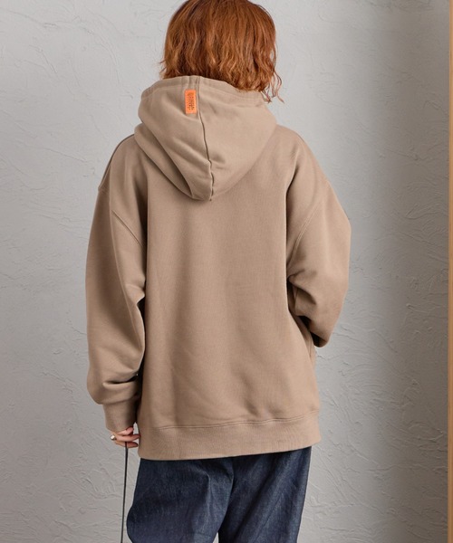UNIVERSAL OVERALL（ユニバーサルオーバーオール）の「[UNIVERSAL OVERALL/ユニバーサルオーバーオール] 別注 ワンポイントロゴ刺繍 スウェットパーカー（パーカー・レディース・オレンジ/ブラック/ベージュ・S/M/L）」の8枚目の写真