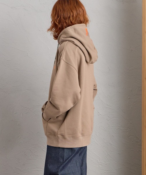 UNIVERSAL OVERALL（ユニバーサルオーバーオール）の「[UNIVERSAL OVERALL/ユニバーサルオーバーオール] 別注 ワンポイントロゴ刺繍 スウェットパーカー（パーカー・レディース・オレンジ/ブラック/ベージュ・S/M/L）」の7枚目の写真