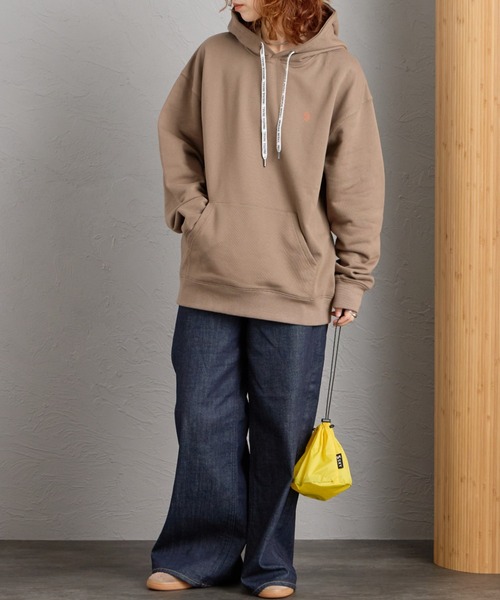 UNIVERSAL OVERALL（ユニバーサルオーバーオール）の「[UNIVERSAL OVERALL/ユニバーサルオーバーオール] 別注 ワンポイントロゴ刺繍 スウェットパーカー（パーカー・レディース・オレンジ/ブラック/ベージュ・S/M/L）」の9枚目の写真