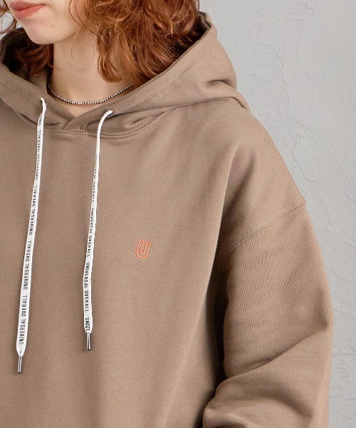 UNIVERSAL OVERALL（ユニバーサルオーバーオール）の「[UNIVERSAL OVERALL/ユニバーサルオーバーオール] 別注 ワンポイントロゴ刺繍 スウェットパーカー（パーカー・レディース・オレンジ/ブラック/ベージュ・S/M/L）」の12枚目の写真