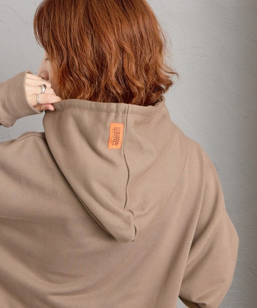 UNIVERSAL OVERALL（ユニバーサルオーバーオール）の「[UNIVERSAL OVERALL/ユニバーサルオーバーオール] 別注 ワンポイントロゴ刺繍 スウェットパーカー（パーカー・レディース・オレンジ/ブラック/ベージュ・S/M/L）」の13枚目の写真